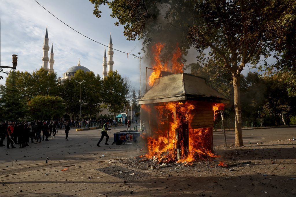 Αλβανία: Το ΕΡΤnews στις επειδοδιακές διαδηλώσεις στα Τίρανα – Νέο κάλεσμα στις 10 το βράδυ για συγκέντρωση έξω από το γραφείο του Ράμα
