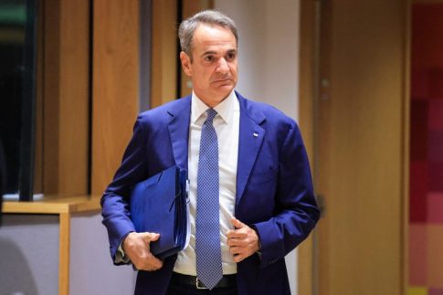 Μένουμε στο σπίτι <br/> και διαβάζουμε ένα καλό βιβλίο
