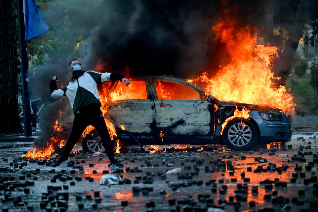 Το ΕΡΤnews στην Αλβανία: Πεδίο μάχης τα Τίρανα – Άγριες συγκρούσεις και δεκάδες τραυματίες