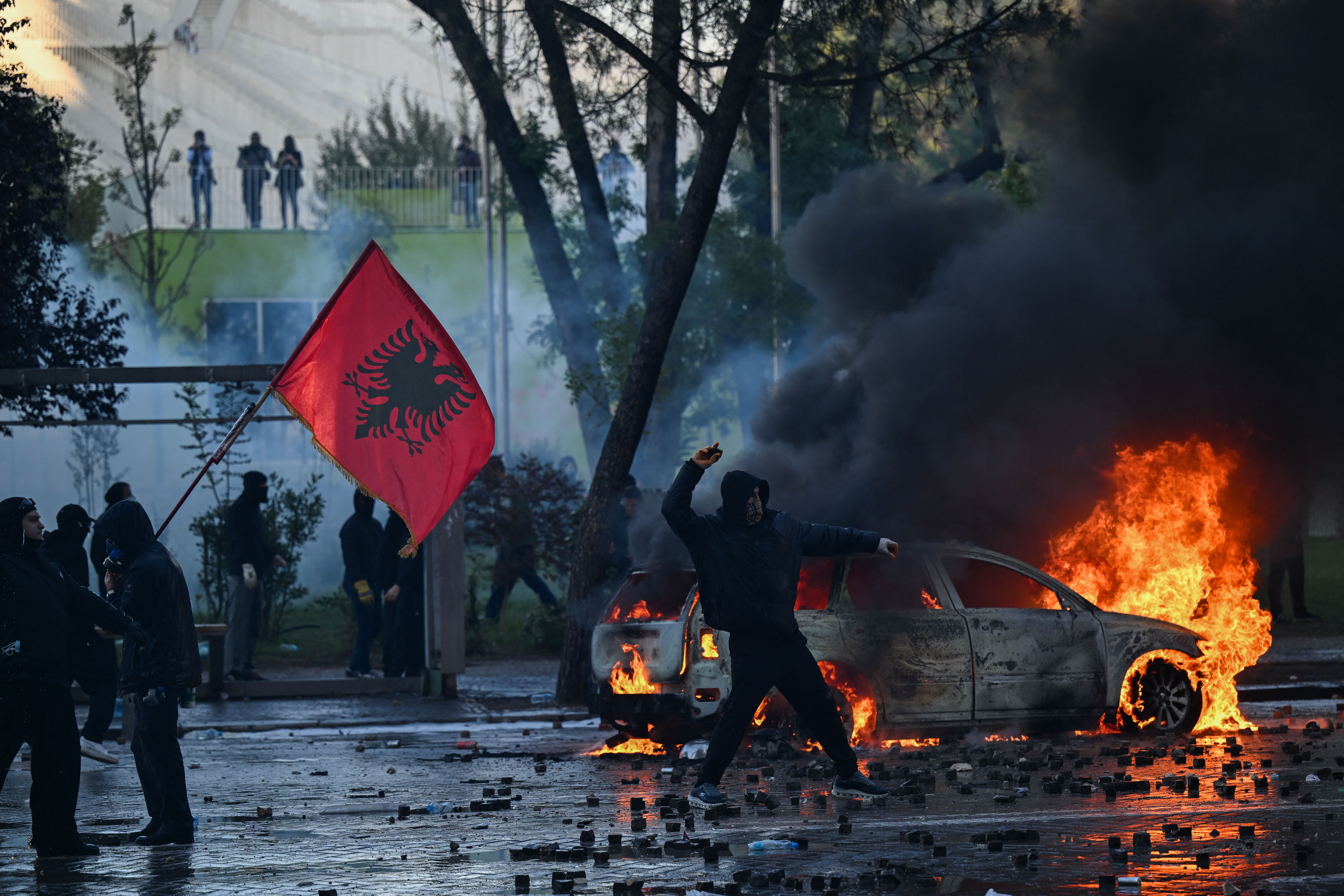 Το ΕΡΤnews στην Αλβανία: Πεδίο μάχης τα Τίρανα – Άγριες συγκρούσεις και δεκάδες τραυματίες