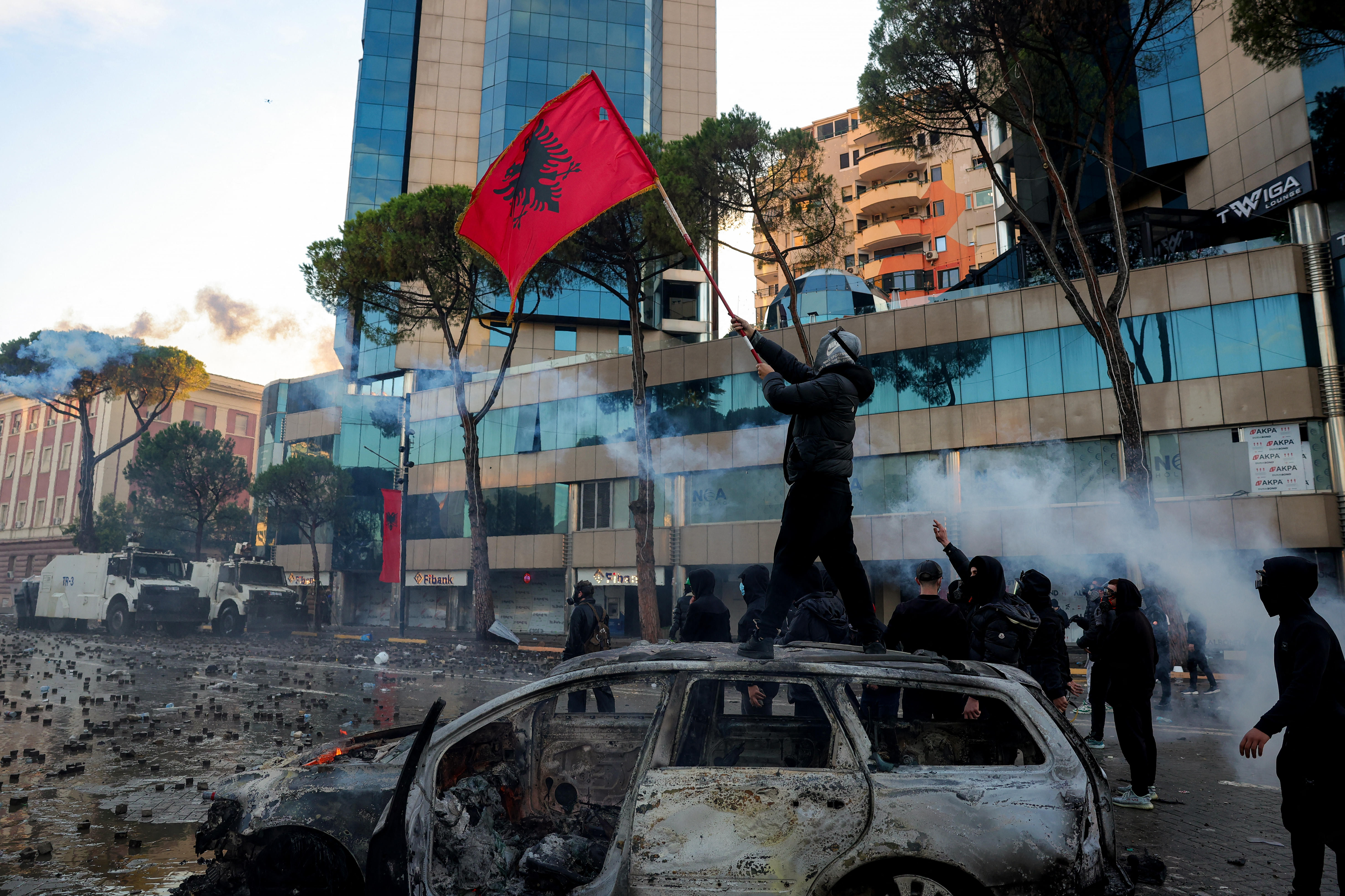 Το ΕΡΤnews στην Αλβανία: Χιλιάδες διαδηλωτές ζητούν την παραίτηση Ράμα – Άγριες συγκρούσεις στα Τίρανα