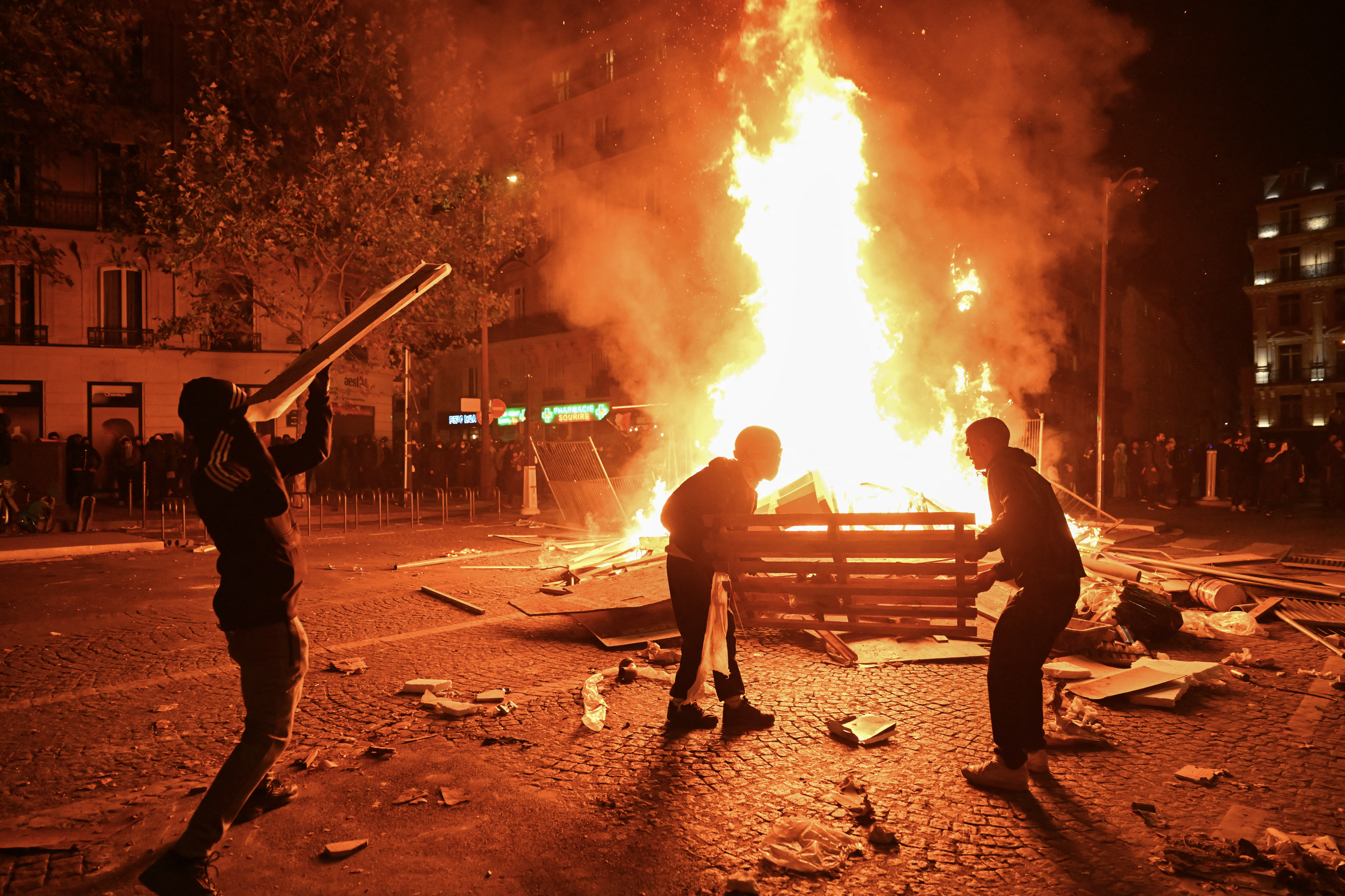 Πεδίο μάχης η Γαλλία: Στις φλόγες το δημαρχείο της Λιμόζ, βανδαλισμοί στο Παρίσι – Πάνω από 400 συλλήψεις