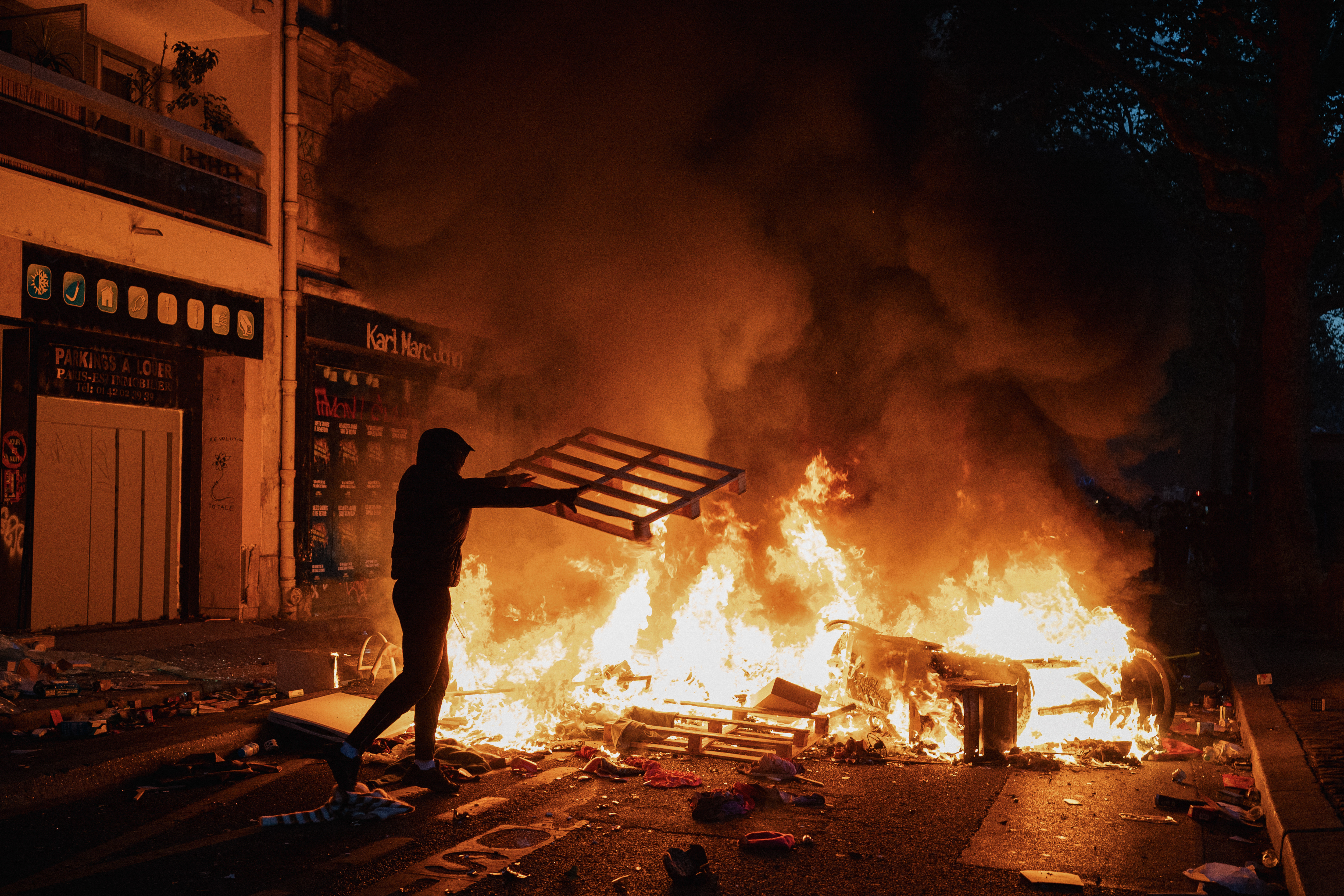Σε αναβρασμό η Γαλλία: Ο Λεκορνί ζητά απαγόρευση κυκλοφορίας – Κατάσταση έκτακτης ανάγκης θα επιβληθεί αν κριθεί χρήσιμο