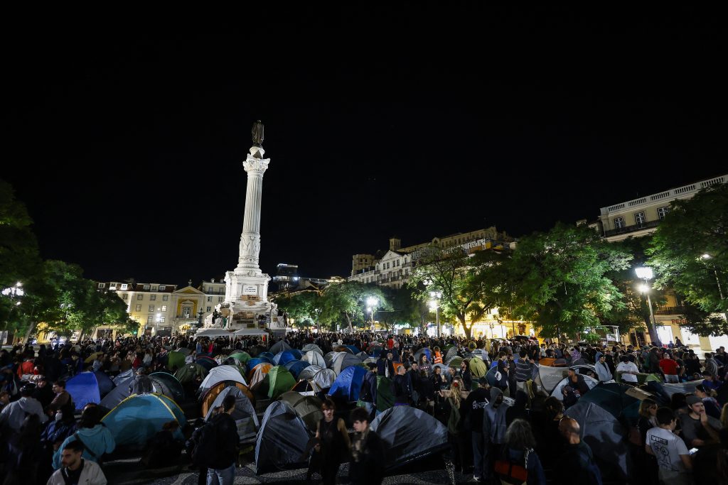 Πορτογαλία: Συνεχίζονται οι διαμαρτυρίες για το στεγαστικό – Δεκάδες πολίτες έστησαν αντίσκηνα   σε Λισαβόνα και Πόρτο