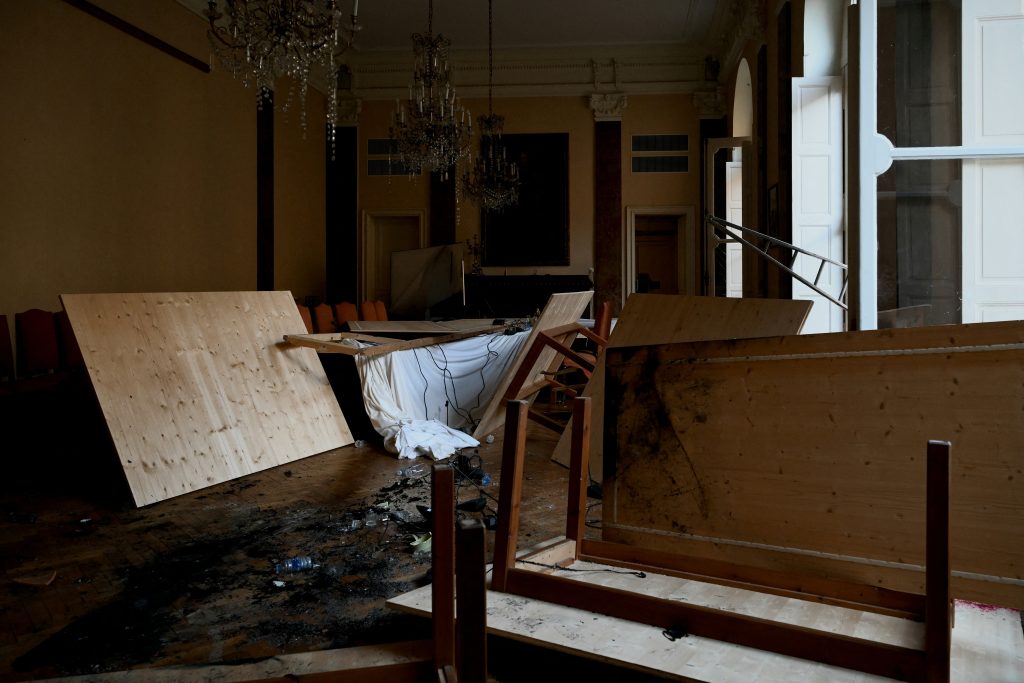 «Εμπόλεμη ζώνη» η Γαλλία: Βανδαλισμοί σε εμβληματικά μνημεία και ιστορικά κτίρια στις φλόγες