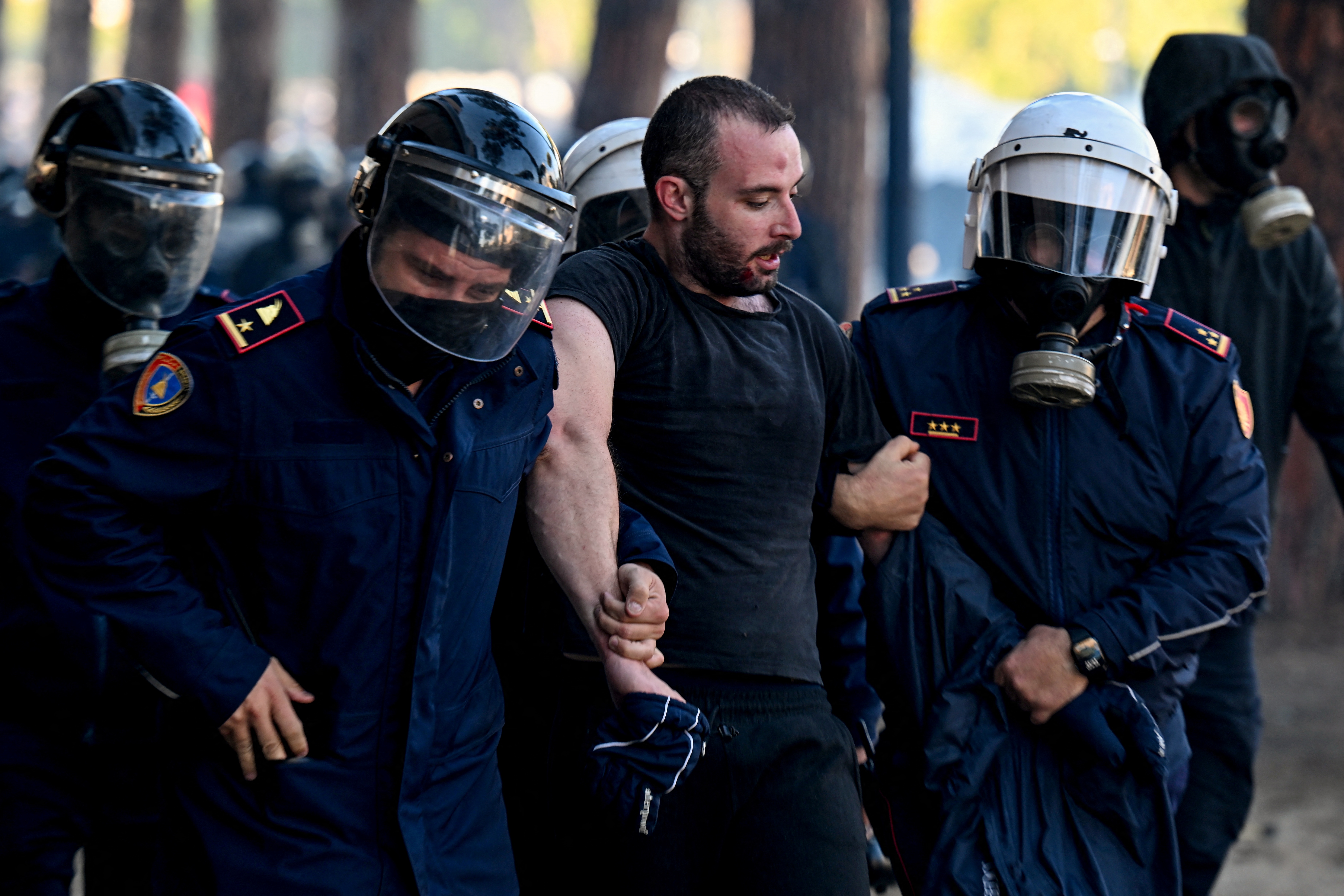Αλβανία: Η Ευρωπαϊκή Επιτροπή καταδικάζει τη βία κατά τη διάρκεια των διαδηλώσεων στη χώρα