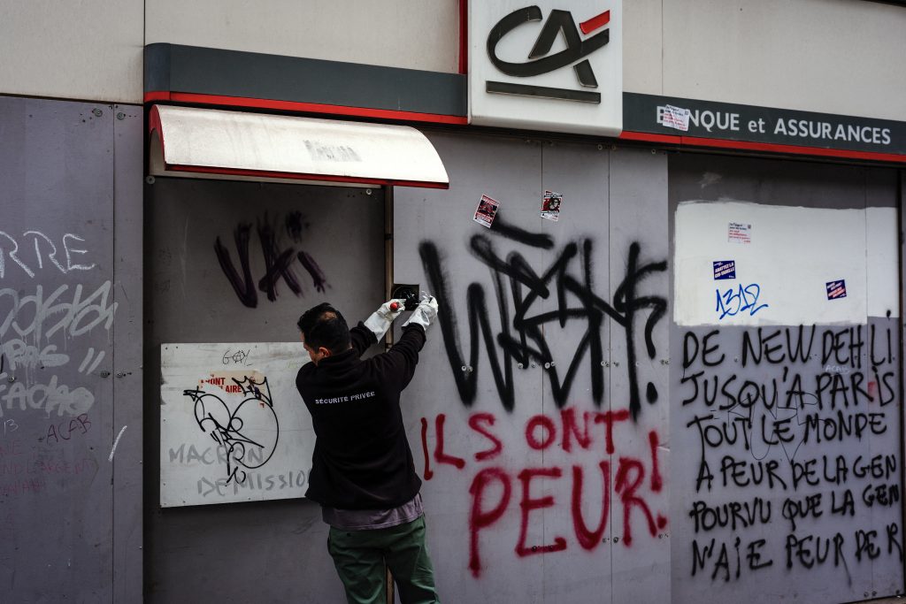 Γαλλία: Τρέμουν δεύτερο γύρο βίαιων επεισοδίων – Νυχτερινή απαγόρευση της κυκλοφορίας στο Παρίσι και άλλες πόλεις