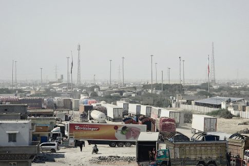 Πλήγματα σε επτά πλοία ανακοίνωσε το Ιράν – Προειδοποιεί τις ΗΠΑ για επιθέσεις σε βάσεις τους