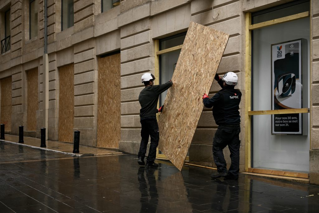 Το ΕΡΤnews στο Παρίσι: Έκτακτο Συμβούλιο Άμυνας υπό τον Μακρόν ενόψει των νέων διαδηλώσεων – Αυξημένες κατά 20% οι αστυνομικές δυνάμεις το Σάββατο
