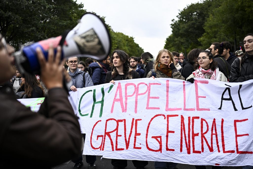 Το ΕΡΤnews στο Παρίσι: Έκτακτο Συμβούλιο Άμυνας υπό τον Μακρόν ενόψει των νέων διαδηλώσεων – Αυξημένες κατά 20% οι αστυνομικές δυνάμεις το Σάββατο