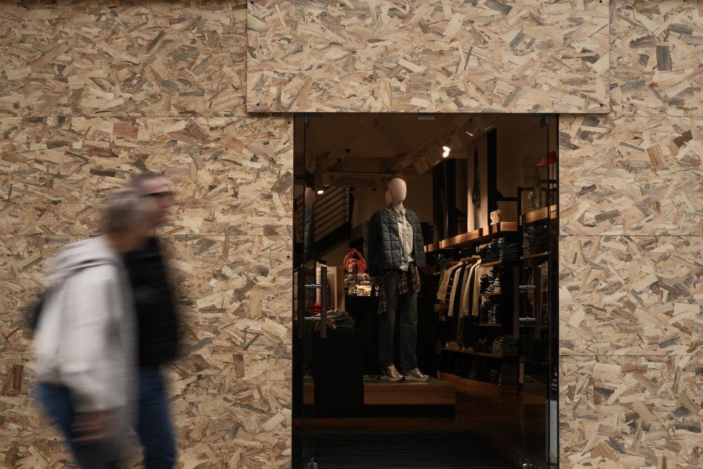 Γαλλία: Θρίλερ με τη διαδρομή της πορείας την τελευταία στιγμή – 70.000 αστυνομικοί επί ποδός, κλειστά μουσεία και θωρακισμένα καταστήματα