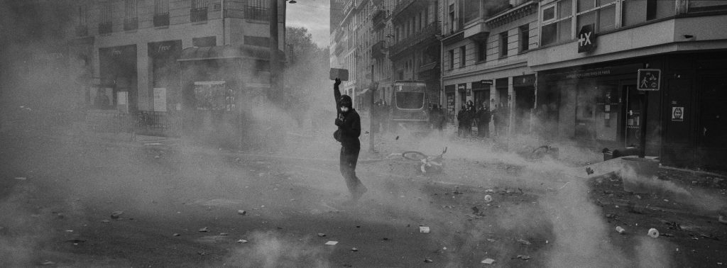 Γαλλία: Θρίλερ με τη διαδρομή της πορείας την τελευταία στιγμή – 70.000 αστυνομικοί επί ποδός, κλειστά μουσεία και θωρακισμένα καταστήματα
