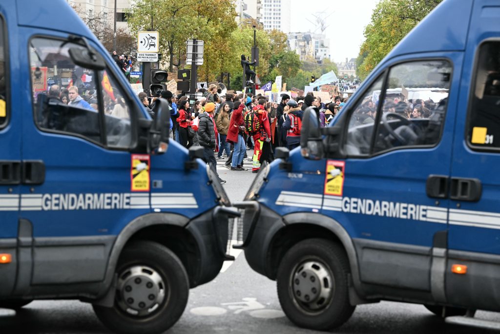Γαλλία: Απαγορευμένη η Πλατεία της Βαστίλης, δακρυγόνα στα νότια του Παρισιού και στη Λυών – Τι κατέγραψε η κάμερα του ΕΡΤnews