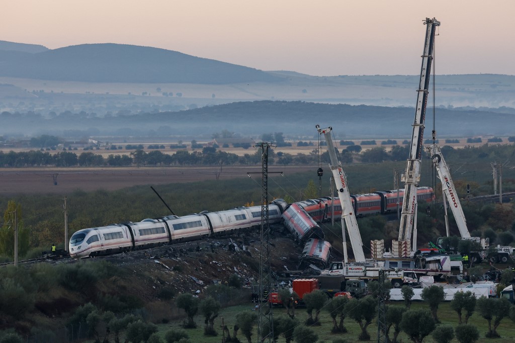 Σύγκρουση τρένων στην Ισπανία: Συνεχίζονται οι έρευνες στα συντρίμμια για επιζώντες, «ίσως υπάρχουν κι άλλα θύματα» – Aπεργούν οι μηχανοδηγοί