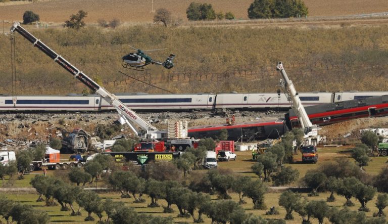 Ισπανία: Ποιος φταίει για τη σιδηροδρομική τραγωδία – Ο υπουργός Μεταφορών, υπό πίεση να παραιτηθεί, κατηγορεί τον ελεγκτή, τα συνδικάτα το σύστημα