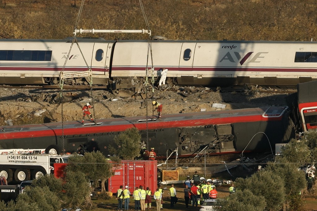 Ισπανία: Ποιος φταίει για τη σιδηροδρομική τραγωδία – Ο υπουργός Μεταφορών, υπό πίεση να παραιτηθεί, κατηγορεί τον ελεγκτή, τα συνδικάτα το σύστημα