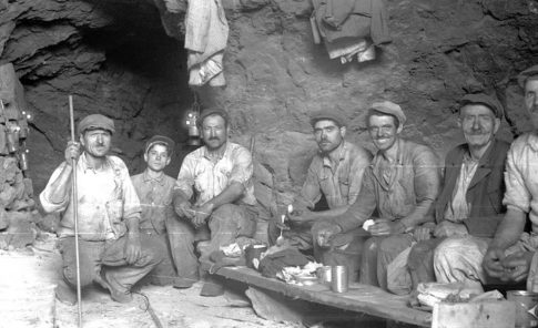 Δύο συλλήψεις για τον άγριο ξυλοδαρμό νεαρών στον Βόλο – Αναζητείται και τρίτο άτομο