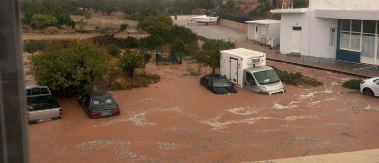 Χανιά: Παραμένουν οι 8 εργαζόμενοι εγκλωβισμένοι στο φαράγγι – Κλειστά σχολεία για δύο ημέρες στον Μυλοπόταμο