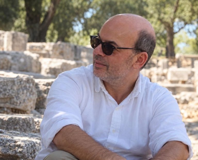 Πέθανε σε ηλικία 58 ετών ο αρχαιολόγος και πανεπιστημιακός Γιάννης Λώλος