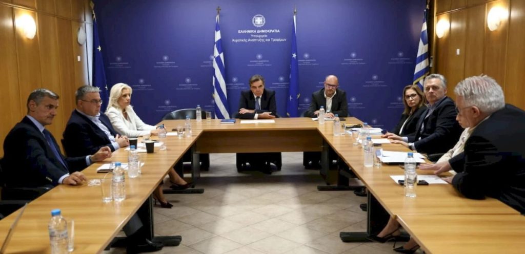 Συνάντηση Σχοινά με τους γραμματείς των Αποκεντρωμένων Διοικήσεων – Αξιοποίηση επιστημονικού δυναμικού για την αντιμετώπιση των επιζωοτιών