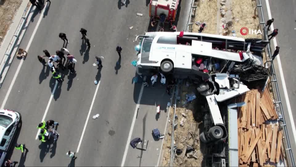 Τουρκία: Καρέ καρέ η σύγκρουση λεωφορείου με φορτηγό που στοίχισε τη ζωή σε 11 ανθρώπους, βίντεο ντοκουμέντο