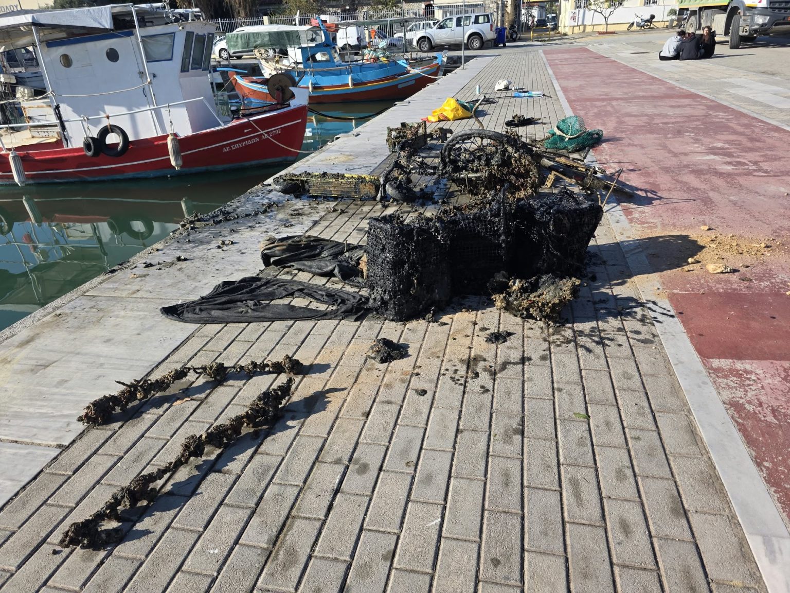 Podilata Ποδήλατα, πατίνια και καρότσια σούπερ μάρκετ στον βυθό του λιμανιού του ...