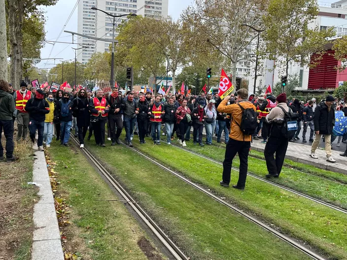 Γαλλία: Απαγορευμένη η Πλατεία της Βαστίλης, δακρυγόνα στα νότια του Παρισιού και στη Λυών – Τι κατέγραψε η κάμερα του ΕΡΤnews