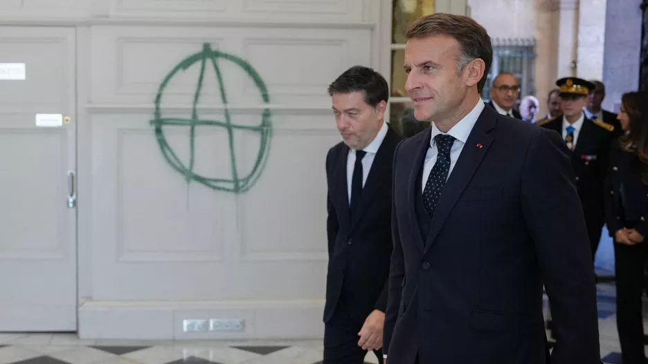 Mακρόν: Επικίνδυνο και το ερχόμενο Σάββατο – Βλάπτουν τη Δημοκρατία τα μέσα κοινωνικής δικτύωσης