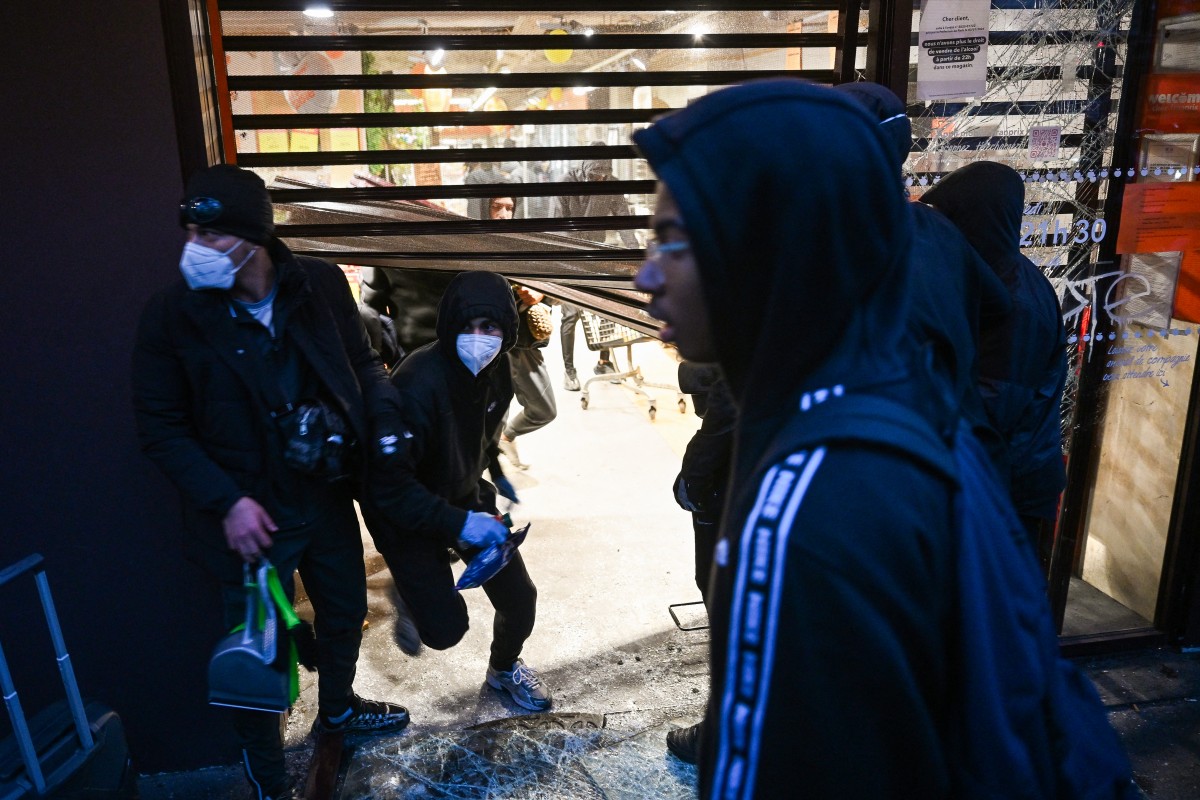 «Ήταν αδύνατο να το διαχειριστούμε»: Γιατί η αστυνομία δυσκολεύθηκε να αποτρέψει τις λεηλασίες;