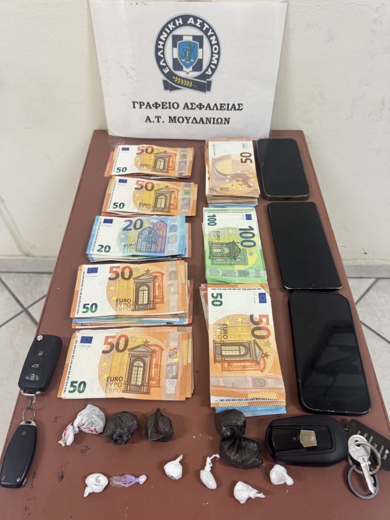 Χαλκιδική: Τρεις συλλήψεις για ναρκωτικά- Κατασχέθηκαν συσκευασίες με κάνναβη, κοκαΐνη και 3.000 ευρώ