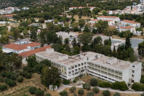 Μένουμε στο σπίτι <br/> και διαβάζουμε ένα καλό βιβλίο