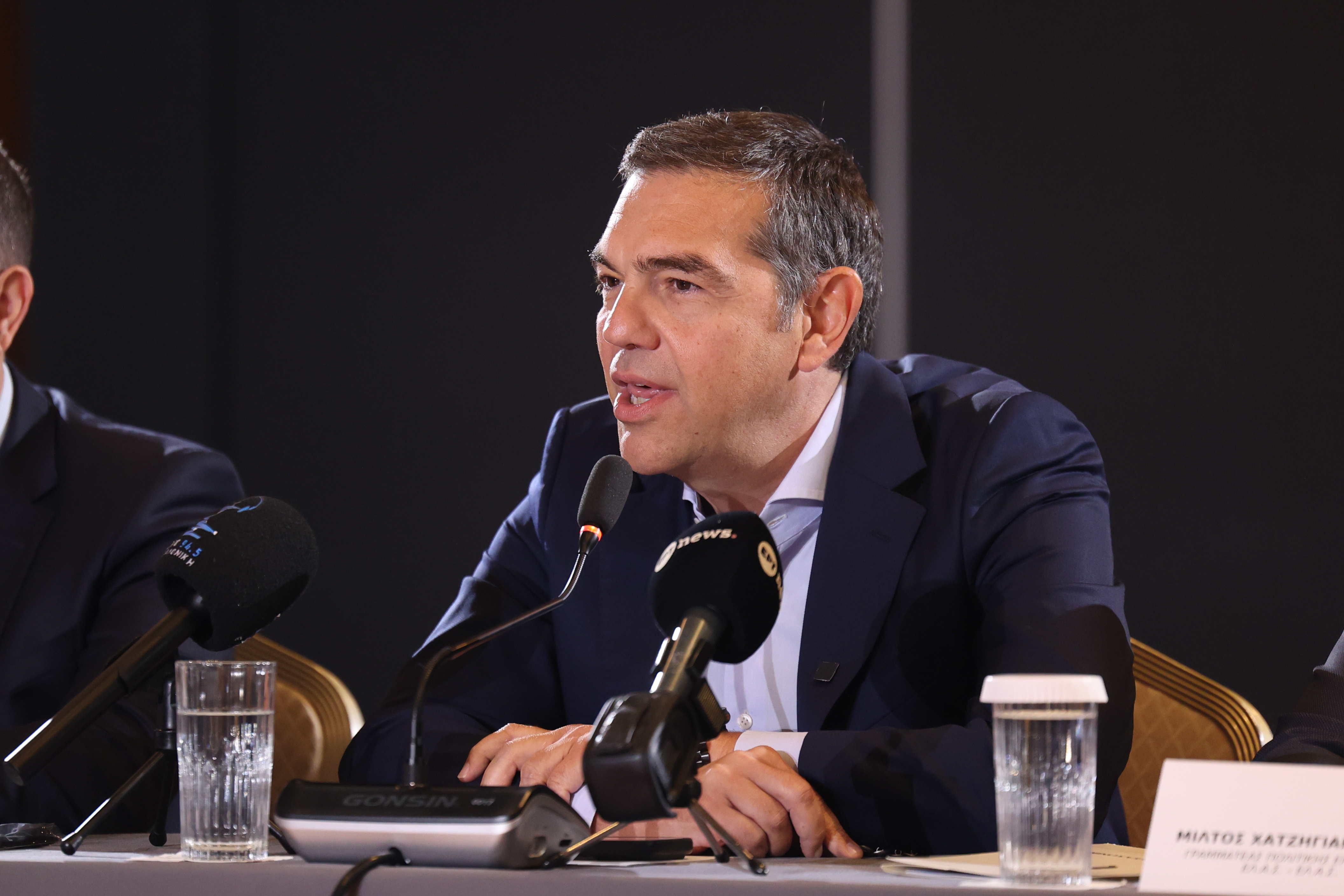 ΕΛ.Α.Σ: Ο Πρωθυπουργός βαπτίζει «ελαφρύ αεράκι» την υποχώρηση στην Κάσο – Να θυμηθεί το φιάσκο με τα F16