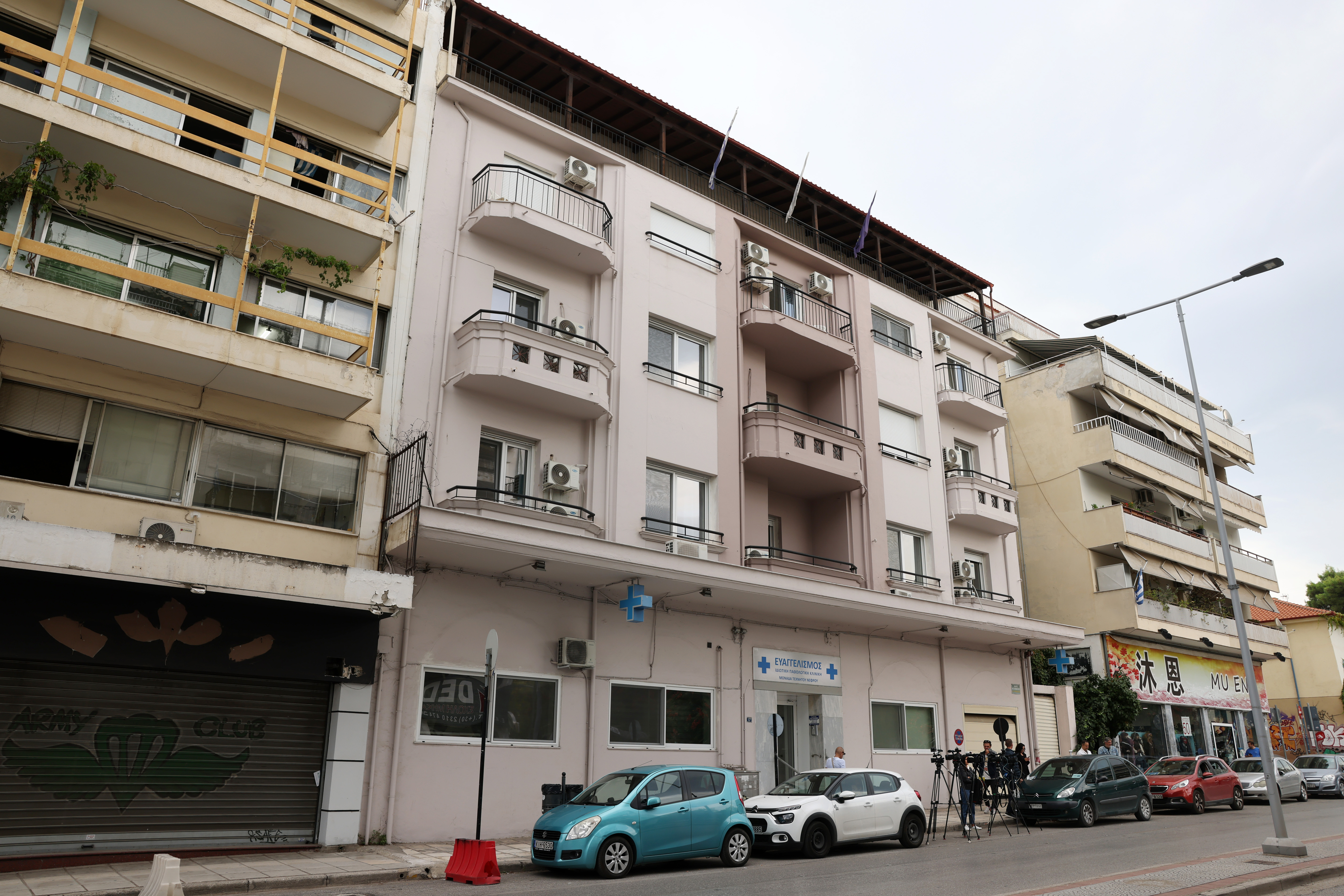 «Νιώθω τύψεις και οργή»: Συγκλονίζει στο ΕΡΤnews αδερφός καρκινοπαθή που έκανε θεραπείες στην κλινική στη Θεσσαλονίκη