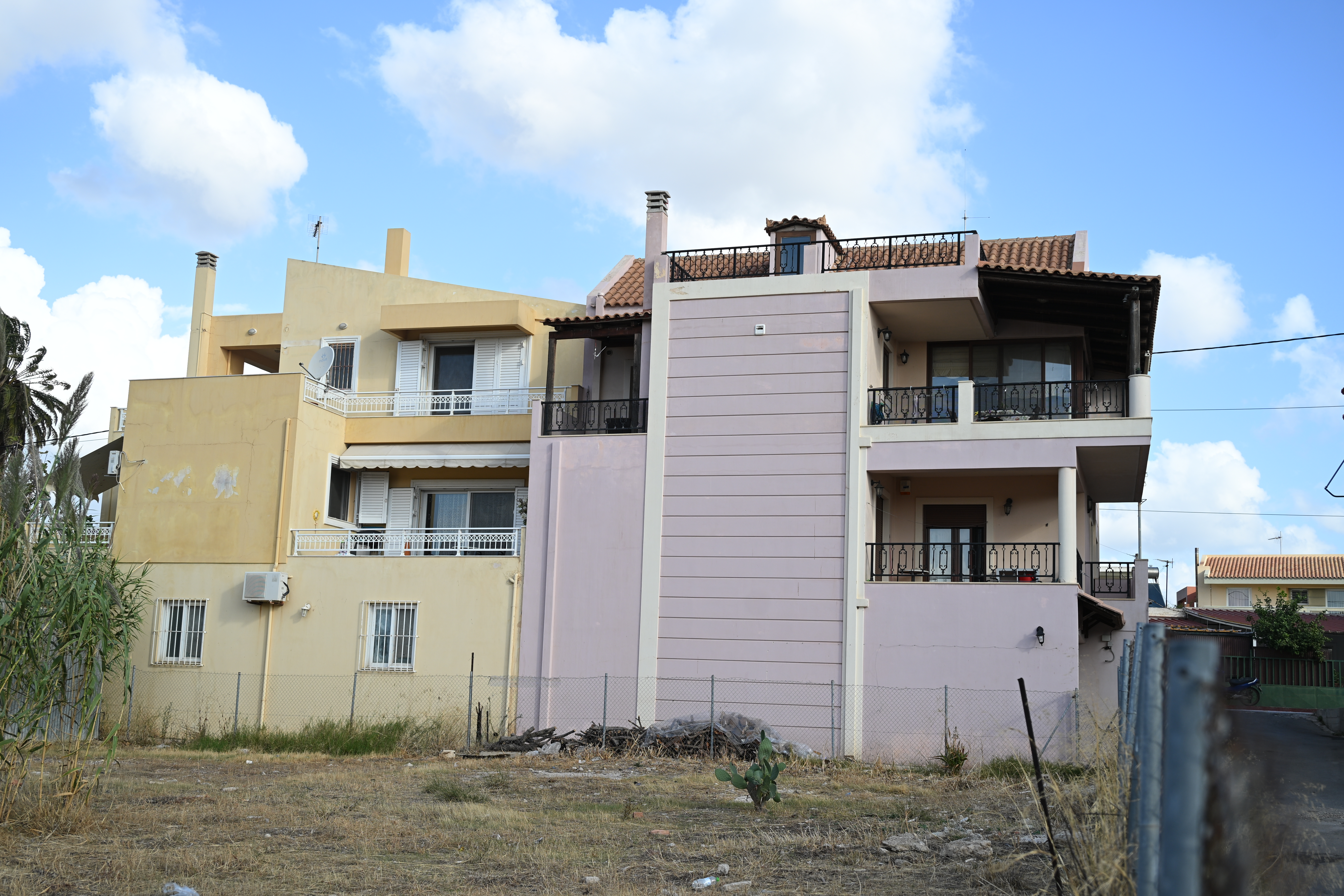 Αιματηρή επίθεση στο Λαύριο: Σε κρίσιμη κατάσταση το ζευγάρι – Οι καταγγελίες, η σύλληψη και οι μαρτυρίες για το παρελθόν