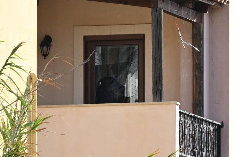 Λαύριο: Η 32χρονη μπήκε μπροστά για να σώσει τον 33χρονο – Το panic button και τα περιοριστικά μέτρα που δεν απέτρεψαν την επίθεση από τον πρώην σύντροφο