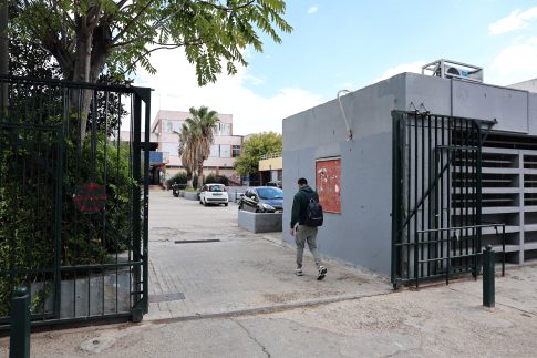Μένουμε στο σπίτι <br/> και διαβάζουμε ένα καλό βιβλίο