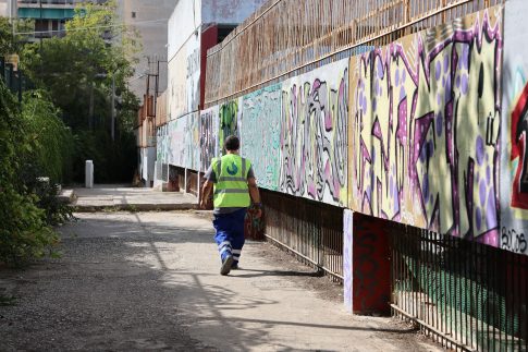 Λαύριο: Η 32χρονη μπήκε μπροστά για να σώσει τον 33χρονο – Το panic button και τα περιοριστικά μέτρα που δεν απέτρεψαν την επίθεση από τον πρώην σύντροφο