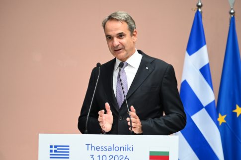 Υψώθηκε η ελληνική σημαία στη φρεγάτα «Νέαρχος» – Με τη Γαλλία χτίζουμε τις αμυντικές δυνατότητες της ευρωπαϊκής μας οικογένειας, τόνισε ο Δένδιας