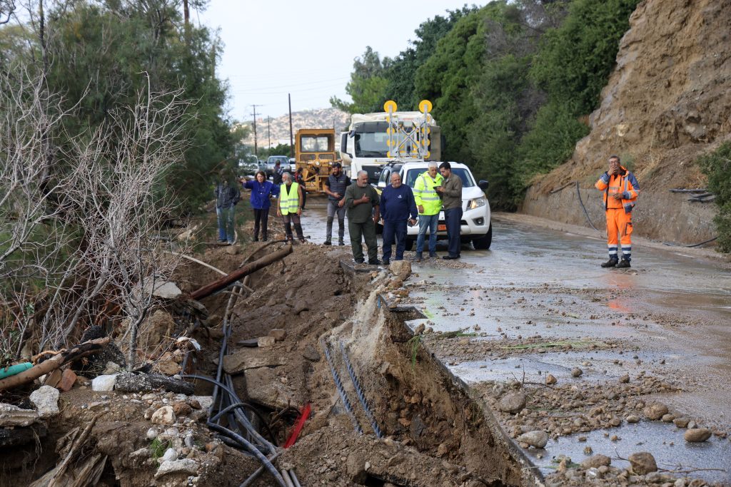 Στη δίνη της κακοκαιρίας η Κρήτη: Κατολισθήσεις στο Λασίθι – Εικόνες καταστροφής και στα Ζωνιανά
