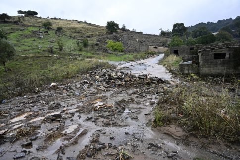 Δυτική Αττική: Λεηλάτησαν τα αυτοκίνητα πυροσβεστών ενώ έδιναν μάχη με τις φωτιές – Αφαίρεσαν ακόμη και τροχούς