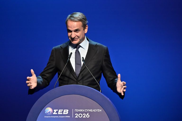 Μητσοτάκης από το ΣΕΒ: Η Ελλάδα από τις λίγες χώρες που μειώνουν το χρέος και παράγουν πλεονάσματα – Άμεση στήριξη της βιομηχανίας με κόστος 95 εκατ. ευρώ