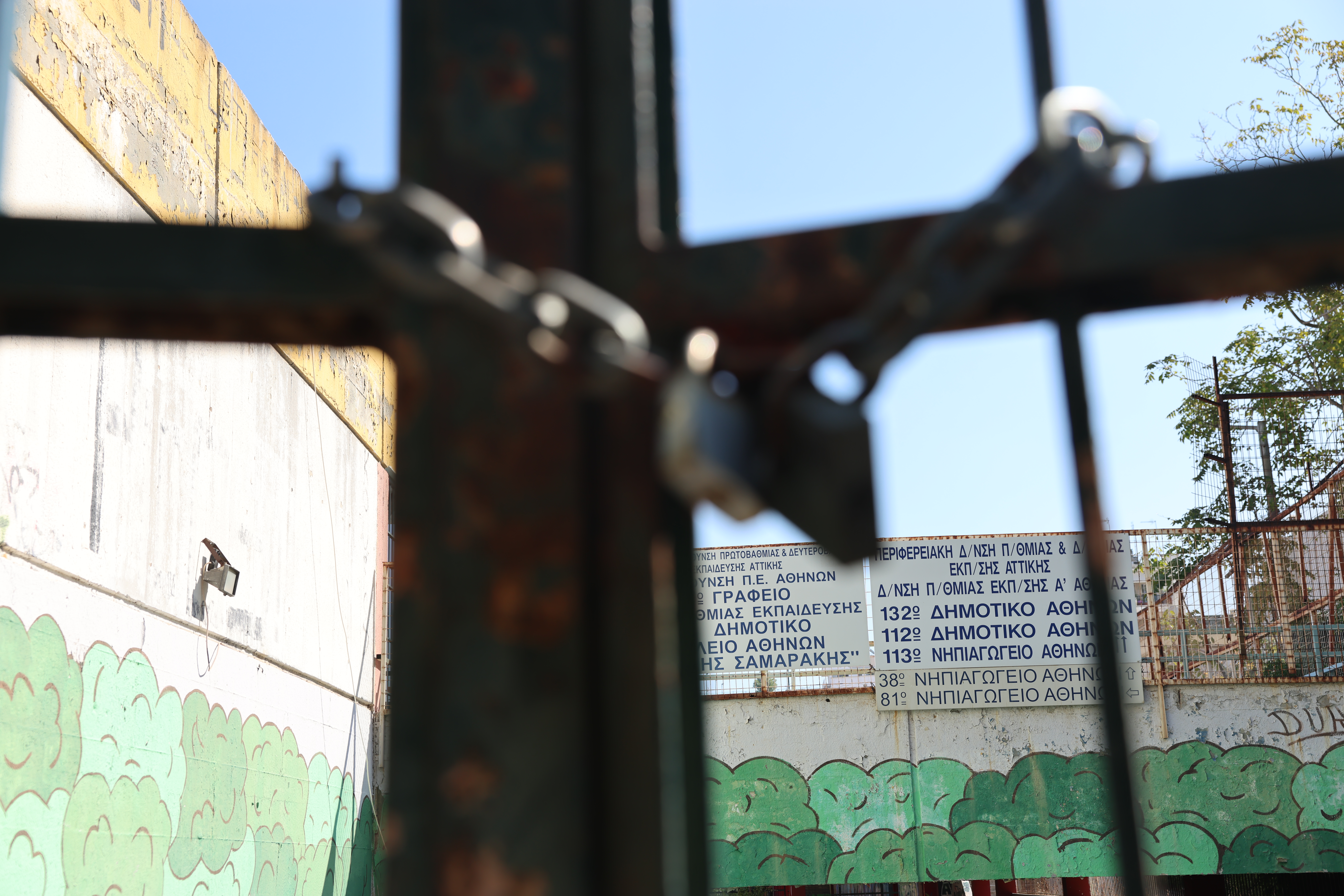 Γκράβα: Κλειστό το μεγαλύτερο σχολικό συγκρότημα της χώρας μέχρι την ολοκλήρωση των ελέγχων για την οσμή αερίου