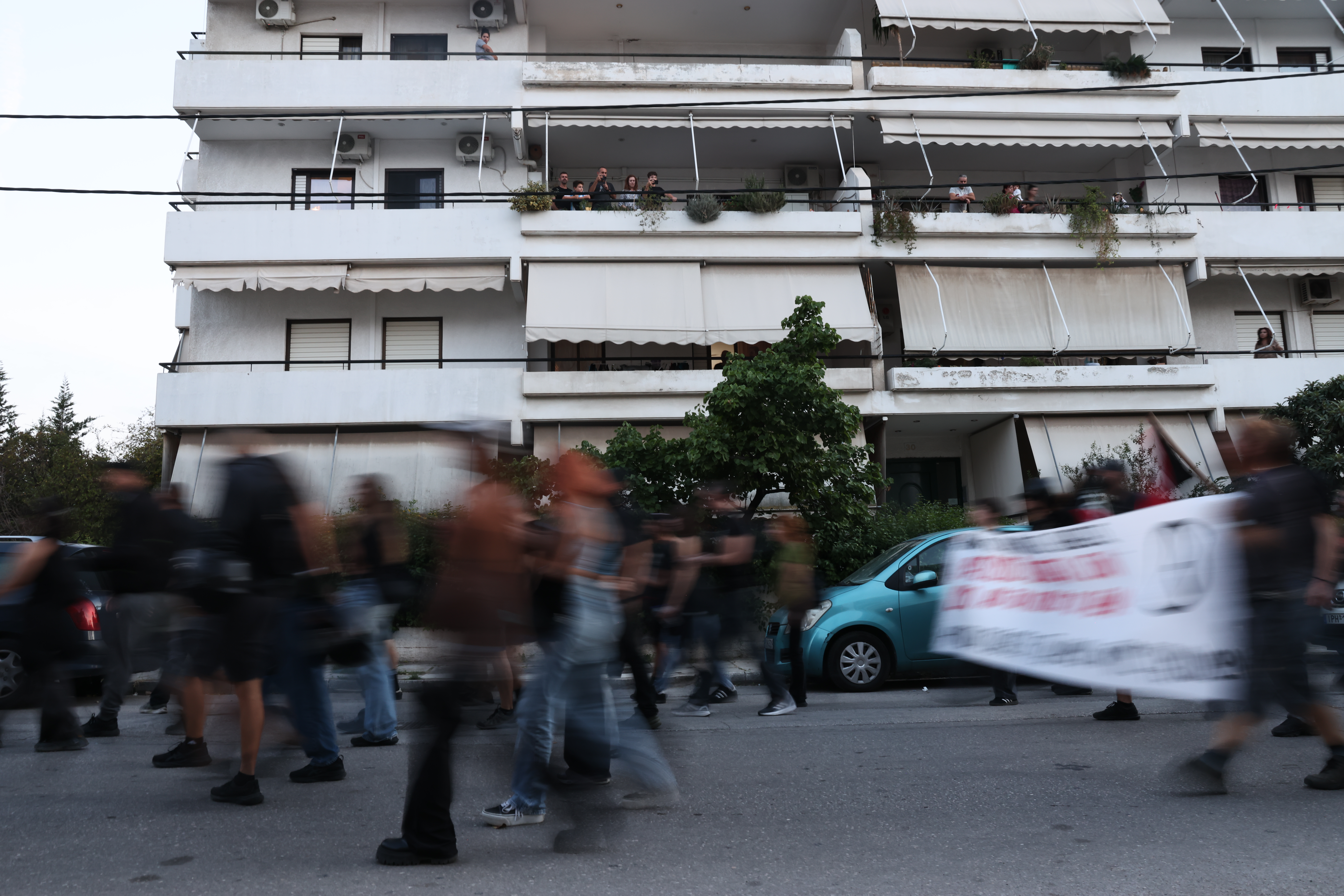Επίθεση με μαχαίρι στην Ελευσίνα: Οι καταγγελίες για φασιστικά κίνητρα και η έρευνα των Αρχών – Τι είπε στο ΕΡΤnews η δικηγόρος του 32χρονου θύματος