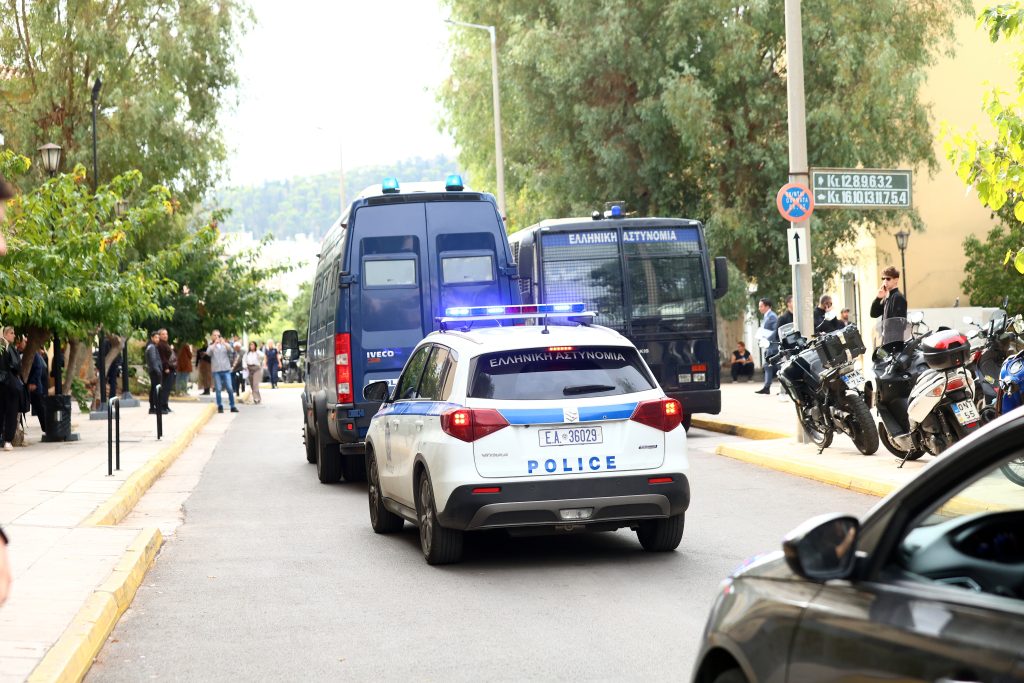 Υπόθεση Marfin: Προθεσμία για 21 και 23 Οκτωβρίου πήραν οι τρεις κατηγορούμενοι – Επεισόδια έξω από την Ευελπίδων