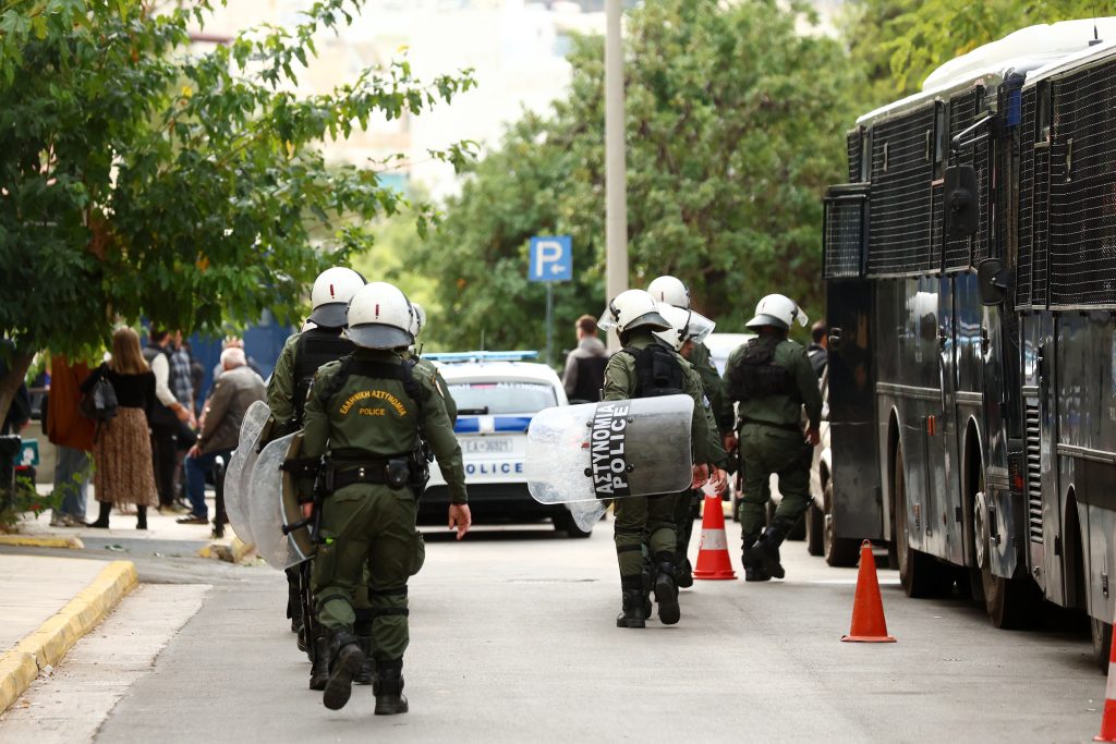 Υπόθεση Marfin: Προθεσμία για 21 και 23 Οκτωβρίου πήραν οι τρεις κατηγορούμενοι – Επεισόδια έξω από την Ευελπίδων