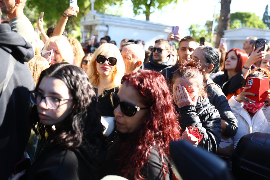 Θάνατος Μαζωνάκη: Σε κλίμα συγκίνησης το μνημόσυνο στην παλιά του γειτονιά – Πλήθος κόσμου στο πλευρό της οικογένειας