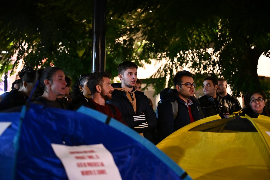 Διήμερο φοιτητικών κινητοποιήσεων σε Αθήνα και Θεσσαλονίκη: Σκηνές στο Σύνταγμα και συναυλία διαμαρτυρίας – Πανεκπαιδευτικό συλλαλητήριο την Τετάρτη