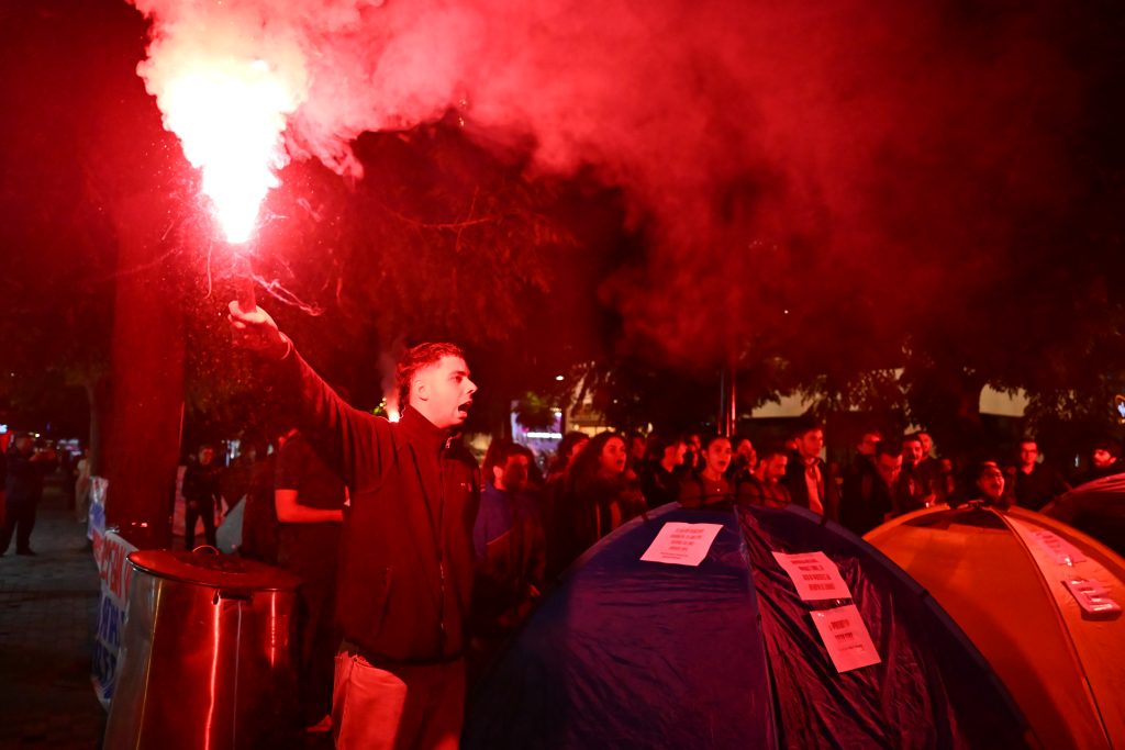 Διήμερο φοιτητικών κινητοποιήσεων σε Αθήνα και Θεσσαλονίκη: Σκηνές στο Σύνταγμα και συναυλία διαμαρτυρίας – Πανεκπαιδευτικό συλλαλητήριο την Τετάρτη