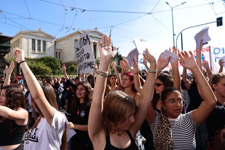 Ξεκίνησαν τα πανεκπαιδευτικά συλλαλητήρια: Στους δρόμους μαθητές, φοιτητές και εκπαιδευτικοί – Συγκεντρώσεις σε Θεσσαλονίκη, Πάτρα, Λάρισα, Κρήτη