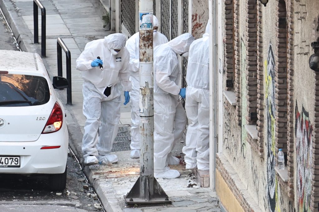 Κολωνός: Πώς πυροδοτήθηκε ο αυτοσχέδιος εκρηκτικός μηχανισμός που τραυμάτισε πολίτες και αστυνομικούς – Τα σενάρια που εξετάζουν οι αρχές